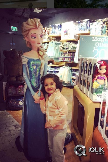 Mahesh-Babu-Family-London-Trip-Photos